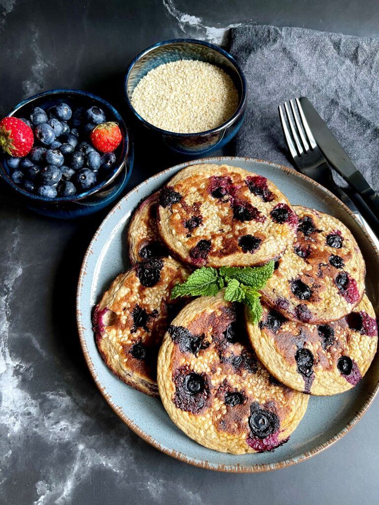 pannenkoekjes met sesamzaad en bessen